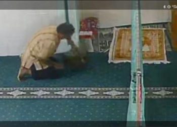 Terekam CCTV, Pria Paru Baya Ini Nekat Curi Uang Kotak Amal Musala