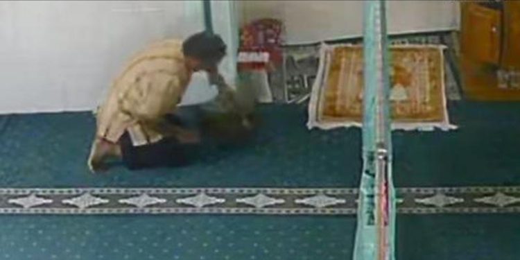 Terekam CCTV, Pria Paru Baya Ini Nekat Curi Uang Kotak Amal Musala