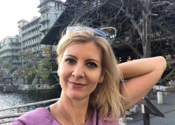 Mayat Wanita Cantik Ini Ditemukan dalam Sebuah Tas Berlumuran Darah di Taman