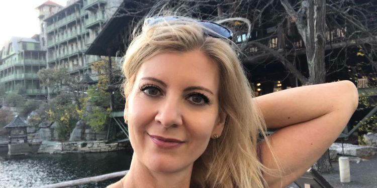 Mayat Wanita Cantik Ini Ditemukan dalam Sebuah Tas Berlumuran Darah di Taman