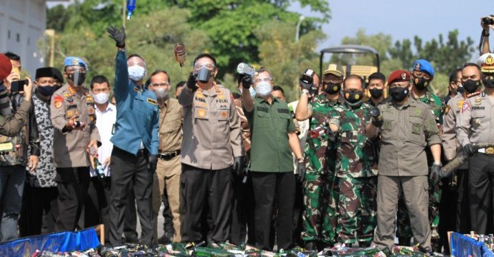 Puluhan Ribu Miras Dimusnahkan Jelang Ramadhan ole Polda Riau