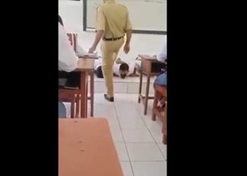 Viral, Video Guru di Bali Injak Siswanya Karna tak Cukur Rambut
