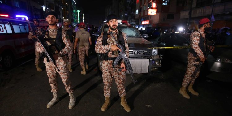 Satu Tewas dan 12 Lainnya Terluka dalam Serangan Bom di Karachi