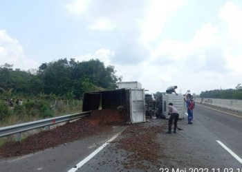 Truk Bermuatan Biji Sawit Terbalik di Tol Permai