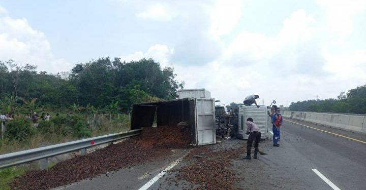 Truk Bermuatan Biji Sawit Terbalik di Tol Permai