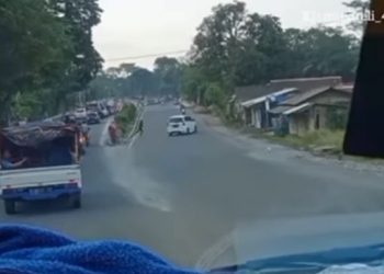 Ogah Kena Macet, Mobil Nekat Lawan Arah hingga Tabrak Pejalan Kaki