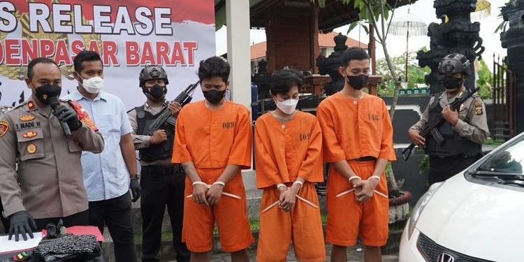 Merasa Jagoan, Tiga Pria Asal Bali Nekat Menyerang Pengendara Motor di Lampu Merah