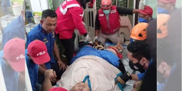 Pria di Jawa Timur Seberat 275 Kilogram Alami Patah Kaki Saat Lift di Rumahnya Roboh