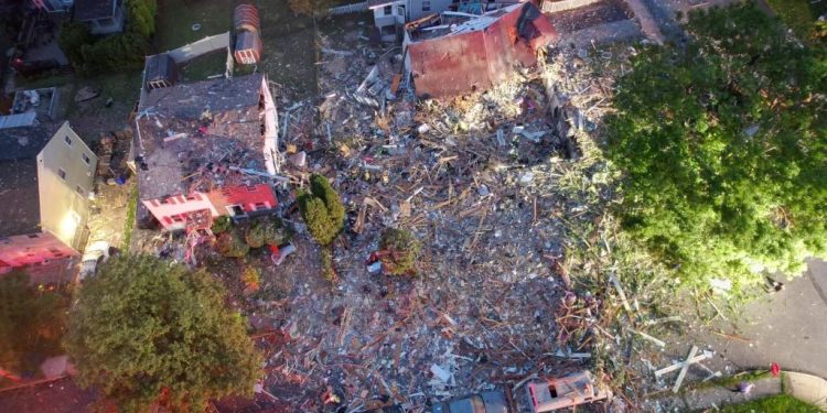 Ledakan Diduga Gas Tewaskan 4 Orang dan 3 Lainnya Masih Terjebak di Reruntuhan