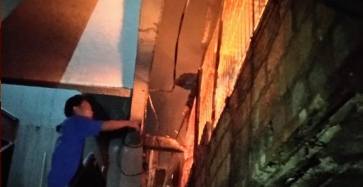 Gegara Korsleting Listrik, Rumah Dua Lantai di Depok Hangus Terbakar