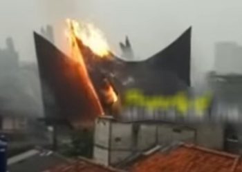 Disambar Petir, Rumah di Kebon Jeruk Hangus Terbakar