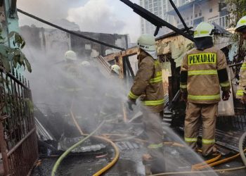 Mengenaskan! Rumah Padat Penduduk Terbakar di Kawasan Kebayoran Lama, Jaksel
