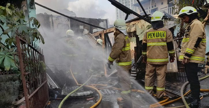 Mengenaskan! Rumah Padat Penduduk Terbakar di Kawasan Kebayoran Lama, Jaksel