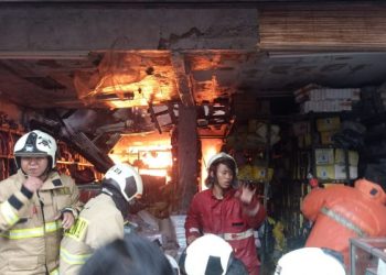 Ngeri! Diduga Korsleting Listrik, Rumah Konveksi di Tambora Jakbar Ludes Terbakar