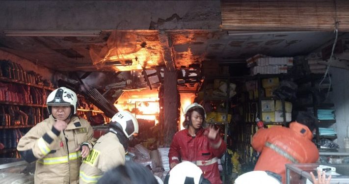 Ngeri! Diduga Korsleting Listrik, Rumah Konveksi di Tambora Jakbar Ludes Terbakar
