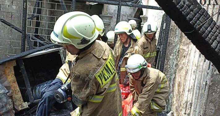 1 Orang Tewas Terjebak di Kamar Mandi Dalam Kebakaran 3 Rumah di Pulogadung Jakarta Timur