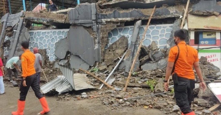 4 Warga Luka-luka Tertimpa Tembok Rubuh di Cengkareng