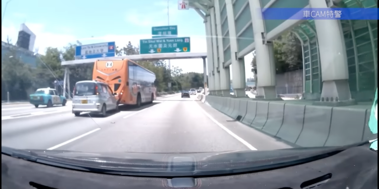 Video Mengerikan Sebuah Bus Sekolah Mundur di Jalanan yang Sibuk