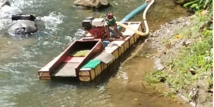 Warga Lintau Buo Sumbar Tindak Tiga Penambang Emas Ilegal di Batang Selo