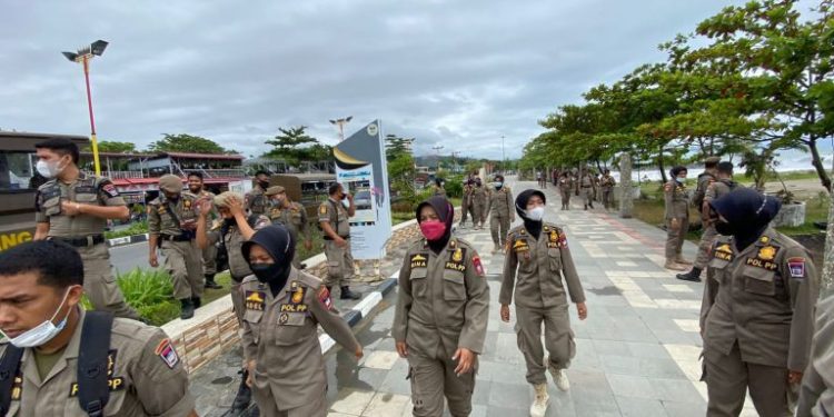 Satpol PP Bersihkan Pantai Padang dari PKL