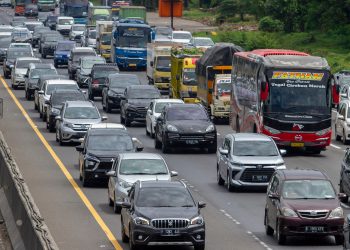 Lalin Puncak Arah Jakarta Macet Akibat Banyak Mobil Lawan Arah saat One Way