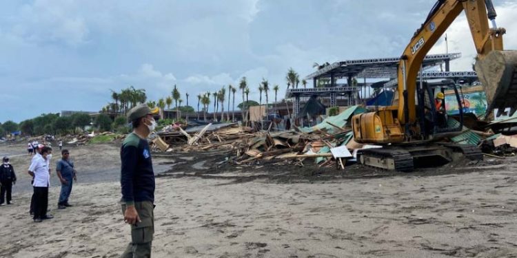 Aparat Menghancurkan Puluhan Warung di Pantai Berawa