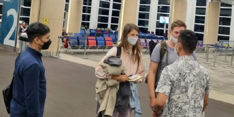 Foto Telanjang di Pohon Sakral, Bule Rusia Diusir dari Bali