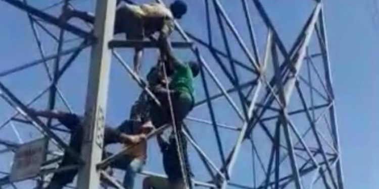 Ngeri! Ibu 3 Anak Bunuh Diri Dari Atas Tower Sutet, Begini Kondisinya
