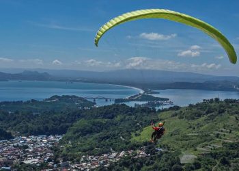 Main Paralayang di Puncak Lawang Agam, Wisatawan dari Pekanbaru Hilang