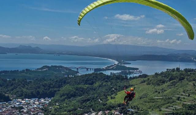 Main Paralayang di Puncak Lawang Agam, Wisatawan dari Pekanbaru Hilang