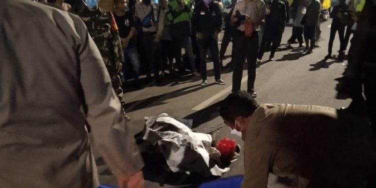 Senggol Becak, Pemotor Tewas Terlindas Truk