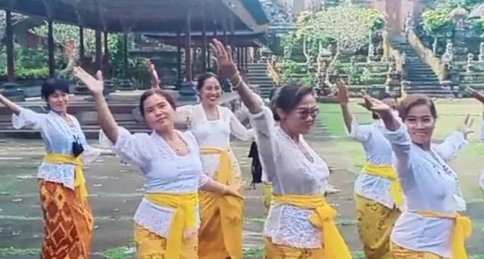 Wanita Ini Tuai Reaksi Tajam Setelah Melakukan Tarian Bollywood di Kuil Bali
