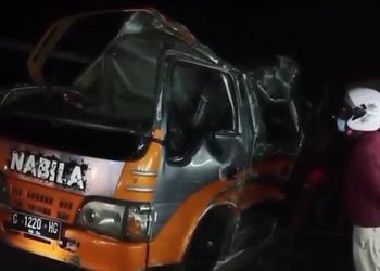 Mobil Travel Diseruduk Bus Hingga Terguling, Tiga orang Tewas