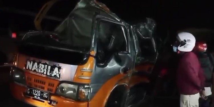 Mobil Travel Diseruduk Bus Hingga Terguling, Tiga orang Tewas