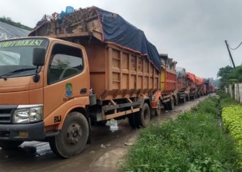 Truk Sampah Oleng dan Tabrak Sejumlah Orang Usai Diserang Preman
