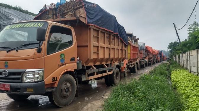 Truk Sampah Oleng dan Tabrak Sejumlah Orang Usai Diserang Preman