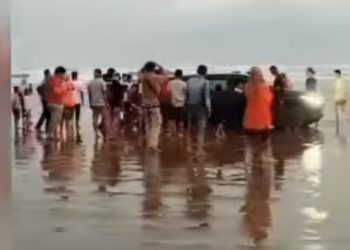 Mobil Wisatawan Ambles di Pantai Begudur, Hanya karena Enggan Jalan Kaki