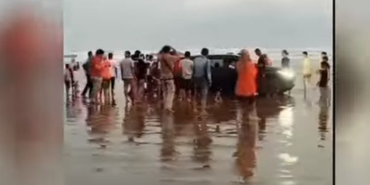 Mobil Wisatawan Ambles di Pantai Begudur, Hanya karena Enggan Jalan Kaki