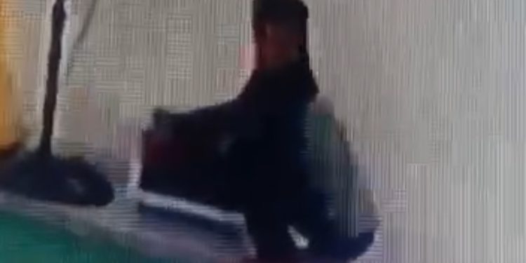 Viral, Pemuda Terekam CCTV Bobol Kotak Amal Masjid di Karimun