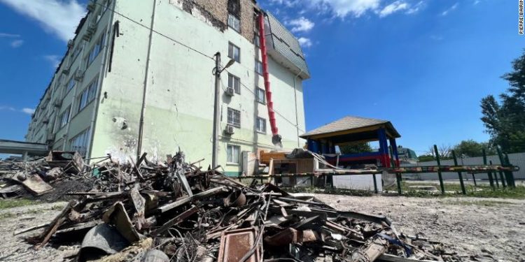 Saat Serangan Rusia Terus Menggempur Ukraina, Para Sukarelawan Membangun Kembali Pinggiran Kota Kyiv