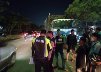Hilang Kendali, Truk Balak Tabrak Mobilio di Jalan Soekarno Hatta Pekanbaru