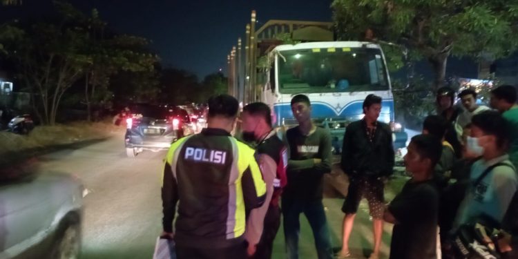 Hilang Kendali, Truk Balak Tabrak Mobilio di Jalan Soekarno Hatta Pekanbaru