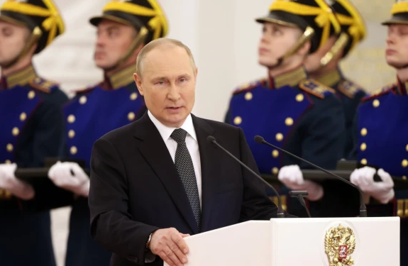 Kesehatannya Semakin Memburuk, Putin Terlihat Goyah Saat Memimpin Upacara