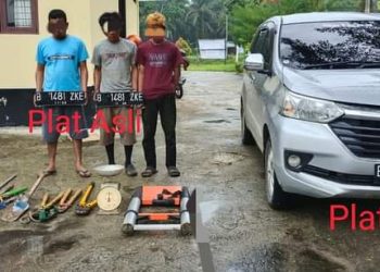 Bermodus Jadi Petugas PLN, 3 pelaku Pencuri Besi diamankan Warga