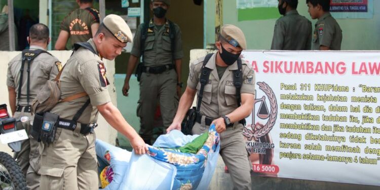 Satpol PP Kota Padang Angkur Bantal dan Kasur Milik Panti Pijat, Ada Apa ?