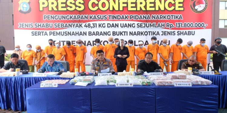Polda Riau Tangkap 17 Pelaku Jaringan Narkoba Internasional Dengan Barang Bukti 48,31 kg Sabu