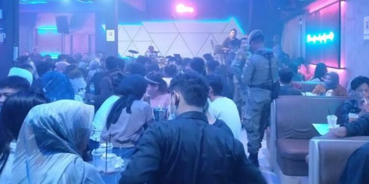 Tak Miliki Izin, Satpol PP Sita Alat Musik Cafe di Kota Padang