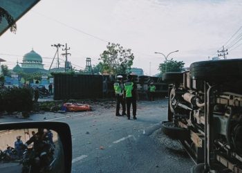 Hilang Kendali, Truk Kontainer Tabrak Pembatas Jalan Lalu Terbalik