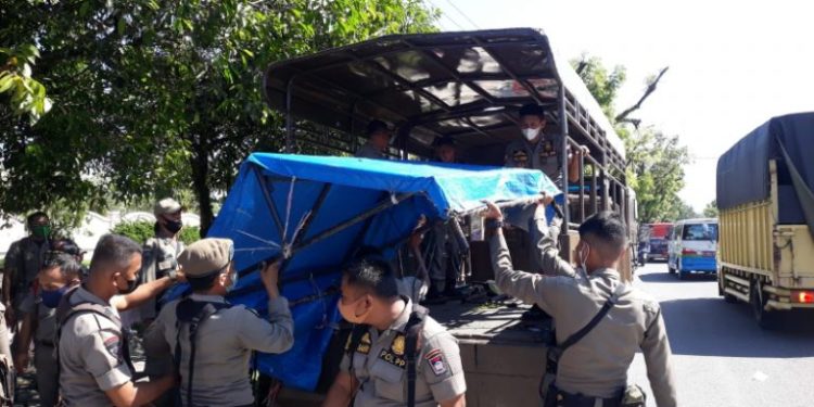 Satpol PP Kota Padang Angkut Lapak-lapak Pedagang K5 Yang Ditingalkan di Trotoar