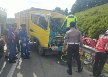 Diduga Mengantuk, Colt Diesel Tabrak Tronton di Tol Permai, Korban Alami Luka Berat